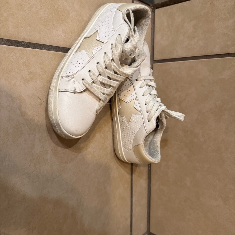 Steve Madden White and Tan Star Sneakers - Picture 5 of 5